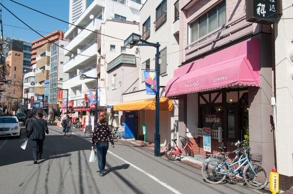 初台駅からマンションまで多彩な商店が軒を連ねる「初台商店街」。		