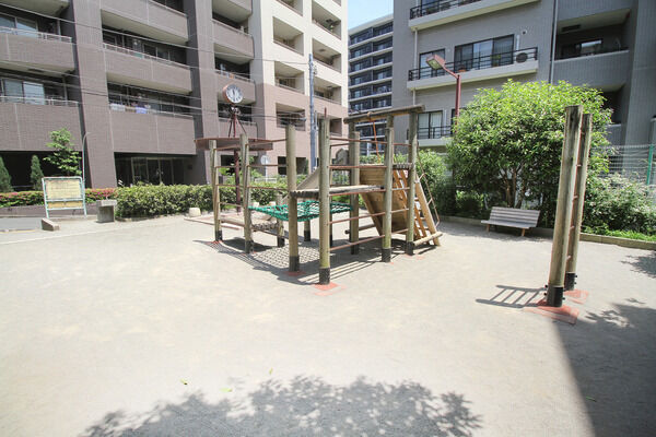 初台二丁目児童遊園地　現地より約30m