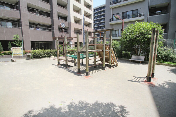 渋谷区立初台二丁目児童遊園地　現地より約100m