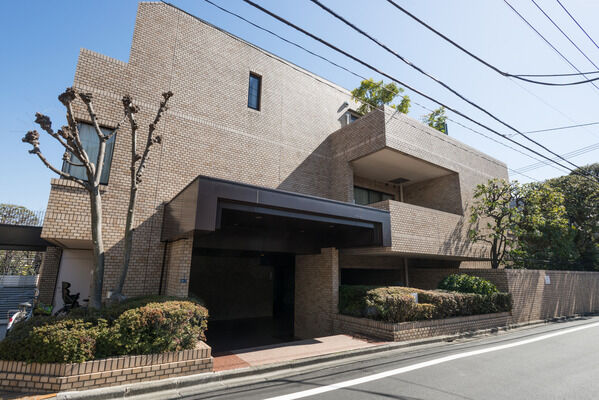 【代々木パークマンション】ホワイトブラウンのタイルを纏ったシックな外観。気品溢れる佇まいです。 【代々木パークマンション】ホワイトブラウンのタイルを纏ったシックな外観。気品溢れる佇まいです。