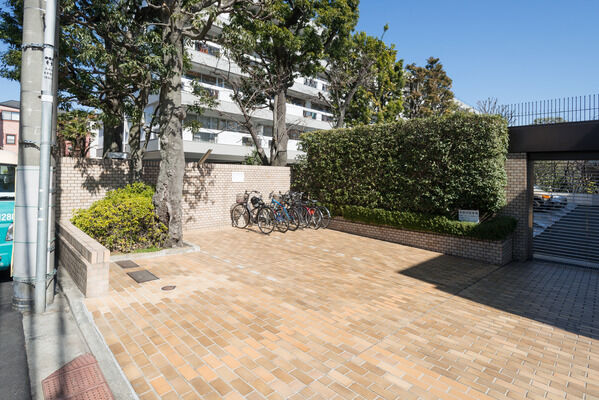 駐車場ゲートの外側に、来客用駐車場と自転車置き場を用意。		