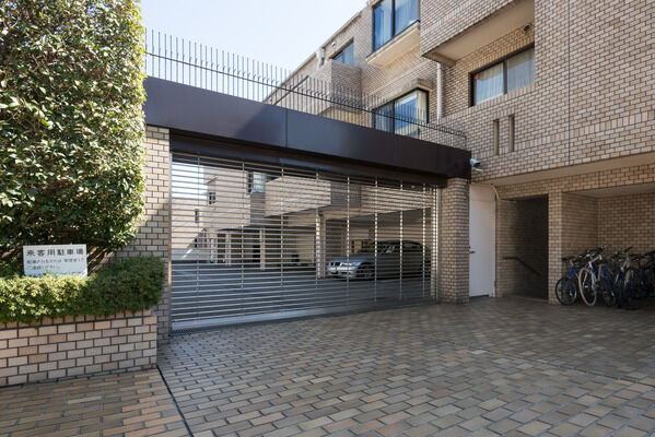 駐車場の収容台数は27台。駐車場出入り口に設置したシャッターが愛車を守ります。		