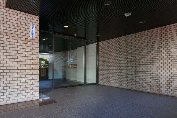 庇が張り出した玄関ポーチを通ってエントランスホールへ。		