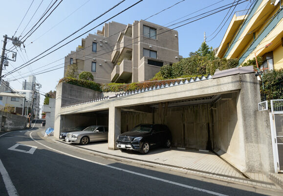 地下1階の駐車場は全住戸分を用意。便利なトランクルームも設けました。