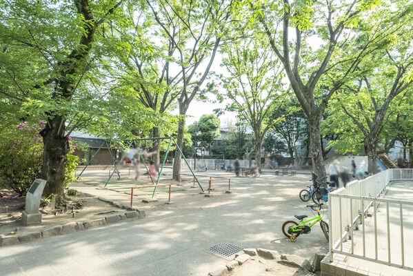 中野区立新井薬師公園　現地より約100m