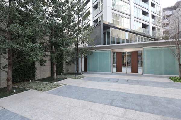 緑深い木々が安らぎを与えてくれるアプローチガーデン。