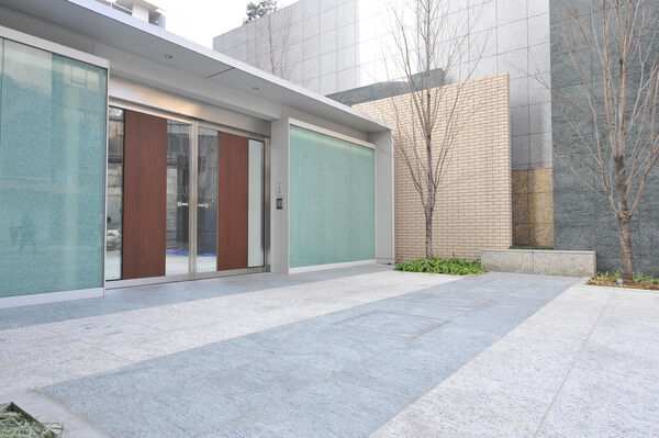 アプローチガーデンとメインエントランスの間に設けたメインゲートを設置。