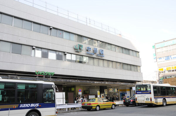 中央本線「中野」駅まで徒歩2分。