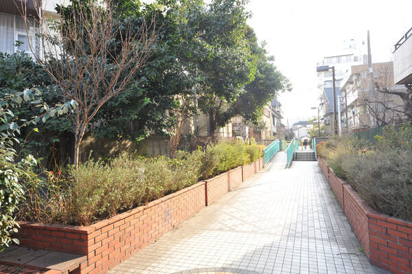 マンション周辺には緑あふれる遊歩道「桃園川緑道」まで約320ｍ（徒歩4分）。
