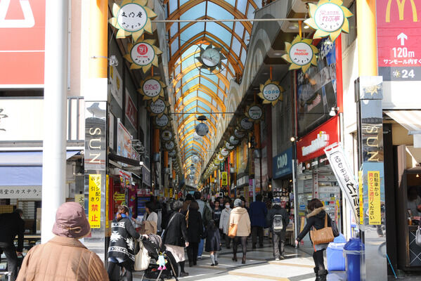 中野駅前からのびる商店街「中野サンモール」まで約300ｍ（徒歩4分）。