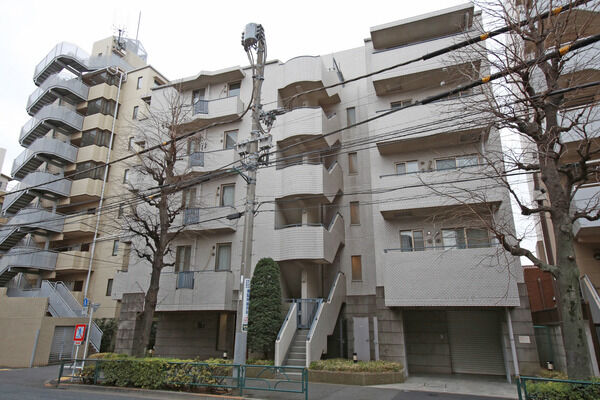 【パークハイム野方】センターに階段を配したアクセス性重視の設計。		