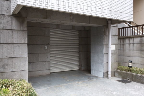 建物1階部分にあるシャッター付のガレージ。		