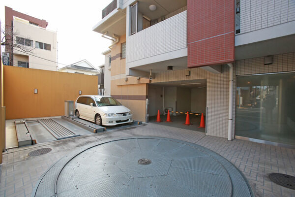 駐車場は総戸数26戸に対して機械式6台、平面1台。		