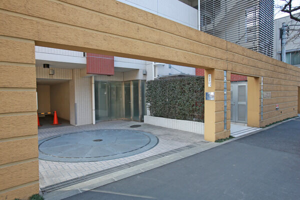 駐車場には転車台もあり、車庫入れも楽にできる。		