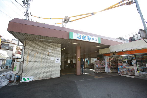 西武鉄道新宿線「沼袋」駅までは徒歩15分。