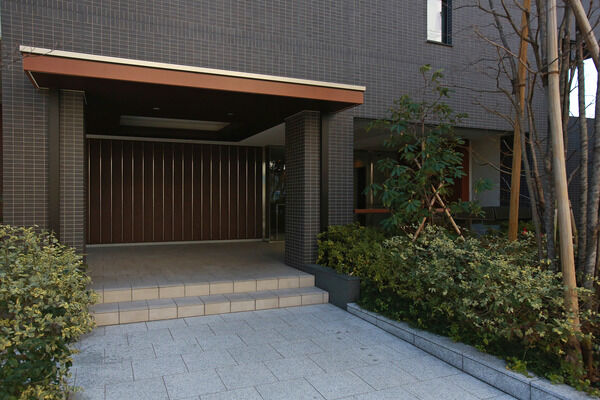 西欧の石積みを思わせる重厚感のあるエントランスゲート。		