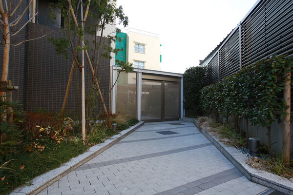 プライバシーやセキュリティに配慮された敷地内駐輪場へのアプローチ。