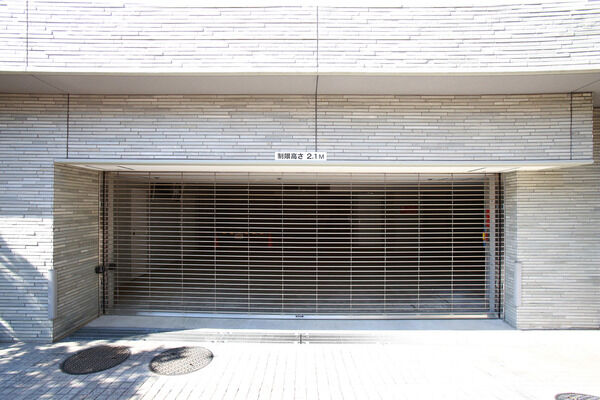 重厚感あるゲートの駐車場は機械式12台、平置式1台、身障者用1台を確保。		