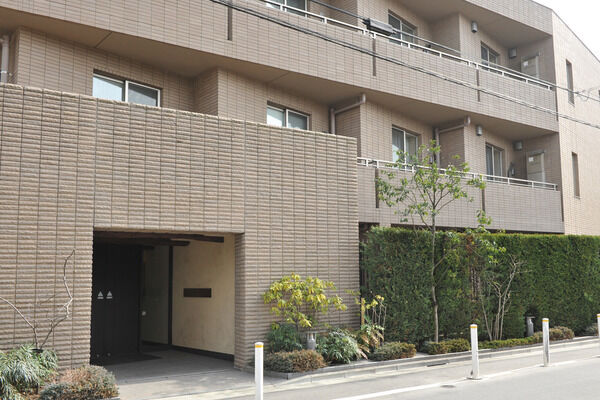 【パークコート荻窪】落ち着いたベージュの外観が周囲の緑と調和します。		