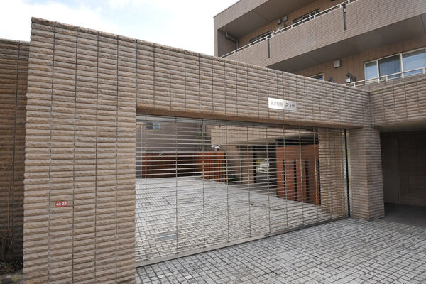 駐車場は16台分を用意。シャッターゲートで大切な車を守ります。		