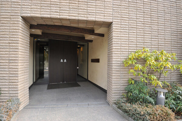 素材の質感を生かして仕上げたエントランスが、温かく人を迎え入れます。		