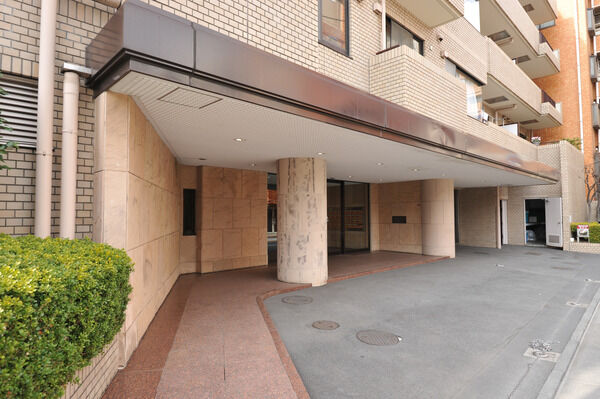 エントランスにはホテルライクな車寄せを用意。快適なカーライフを応援します。		