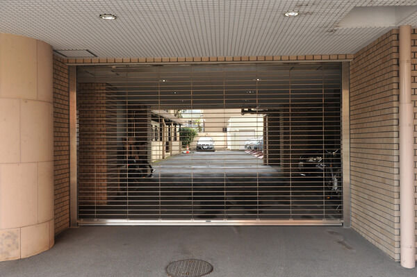 愛車を守る電動シャッター。車からの信号をキャッチしてシャッターが上がります。		