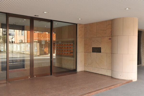 格調高いエントランス。赤御影石のポーチが優雅な趣を醸し出します。		