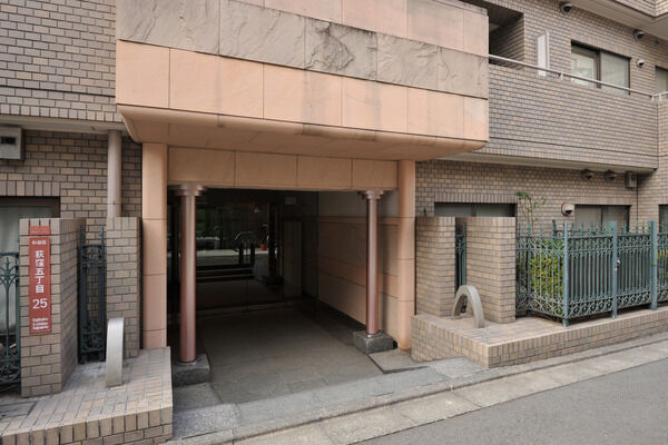 奥行きのあるエントランスアプローチがゆとりを感じさせます。