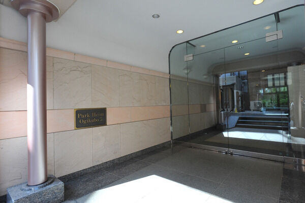 床に御影石を配したエントランス。住まいの顔として格調高く存在します。