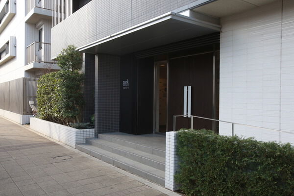 エントランスから各住戸は、各所に「灯り」の演出をデザイン。		