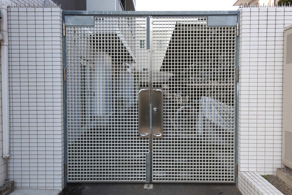 駐輪場にも門扉を設置し、防犯に配慮されています。
