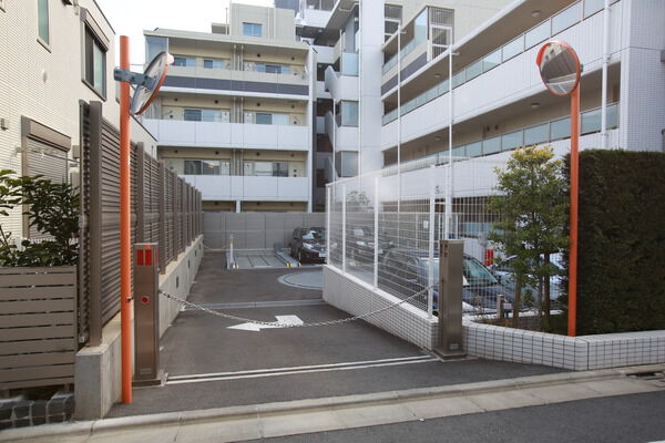 駐車場は平置式。ゲートはオートロックで管理。		
