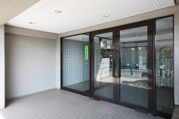 上品なタイル張りのエントランスが、住まう人の品格を象徴します。		