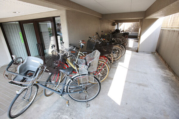 敷地内に設置された自転車駐輪場。