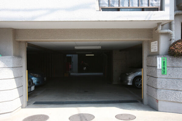 風雨から愛車を守る屋内に平面駐車場をご用意。		