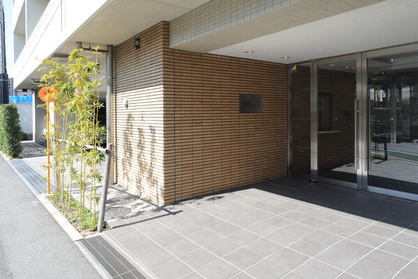 オリジナルタイルを両サイド一面にあしらった贅沢なエントランス・アプローチ。		