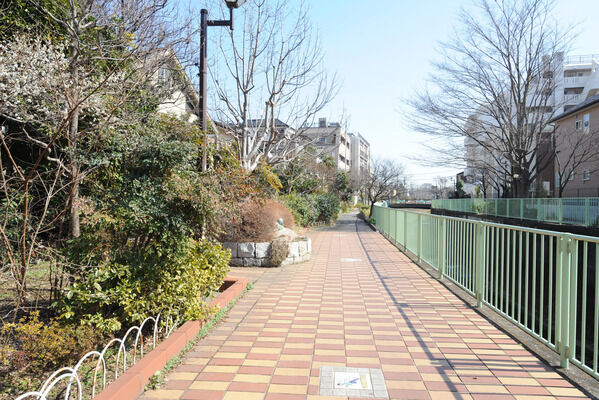 四季折々の表情を魅せる「神田川遊歩道」まで約600m（徒歩8分）。		