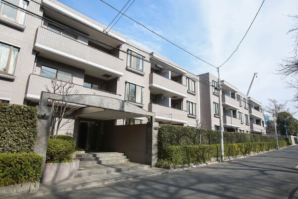 【パークハイム善福寺公園】タイル貼りの低層3階建で、総戸数は15戸。 【パークハイム善福寺公園】タイル貼りの低層3階建で、総戸数は15戸。