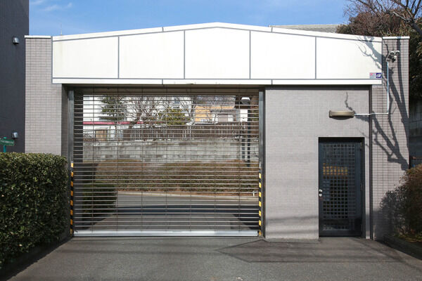 駐車場ゲートは乗車したままリモコン操作で開閉。		