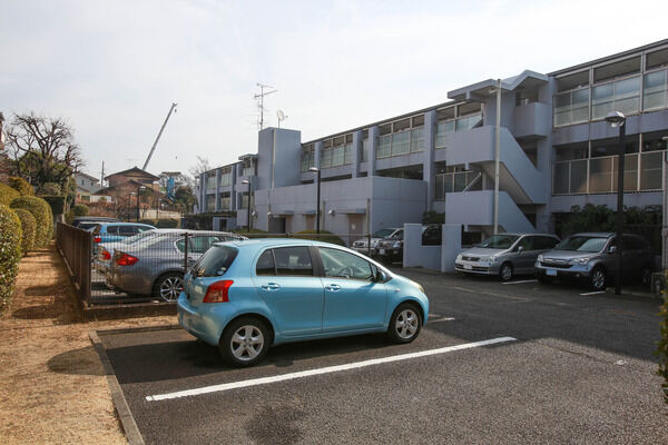 駐車場は敷地内に平置式で15台設置。		