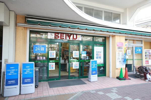 日常の買い物に便利な「西友上石神井店」までは約1,170ｍ（徒歩15分）。