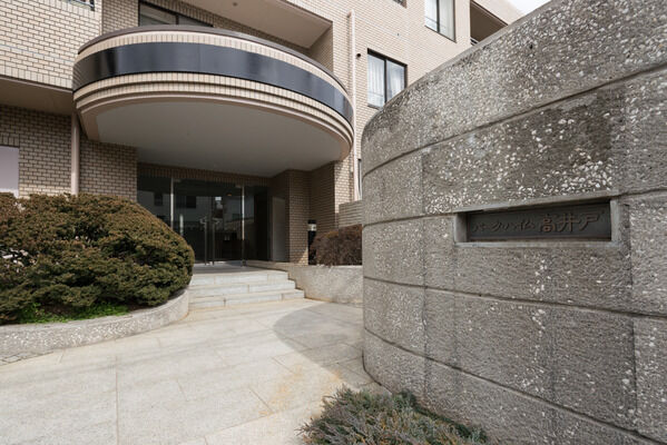 御影石の床、壁は大理石とグレード感あふれるエントランス。		