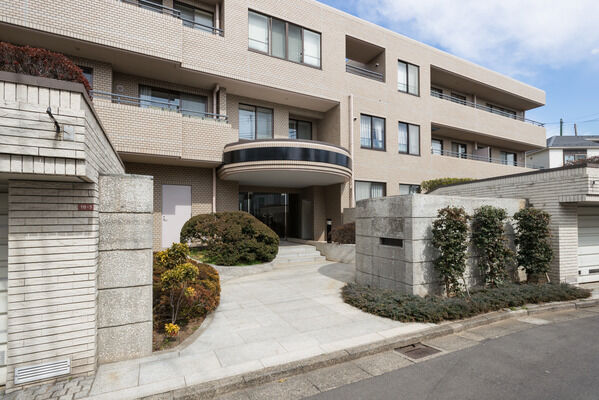 エントランスを進んだ先、ホールには応接コーナーも配されています。		