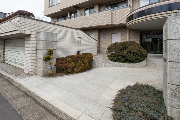 曲線を描くエントランスへのアプローチはデザイン性にも優れています。		