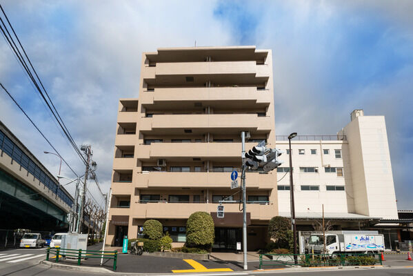 【高井戸東パークホームズ】道路面の開口部は二重サッシを採用し、外部からの騒音をシャットアウト。