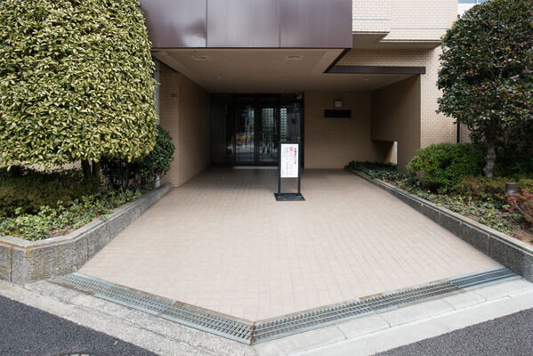 ゆったりとしたアプローチが、エントランスへと誘います。