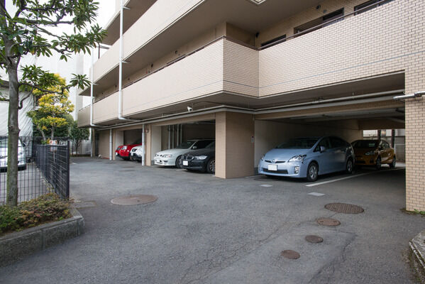 駐車スペースは敷地内に8台分を用意。