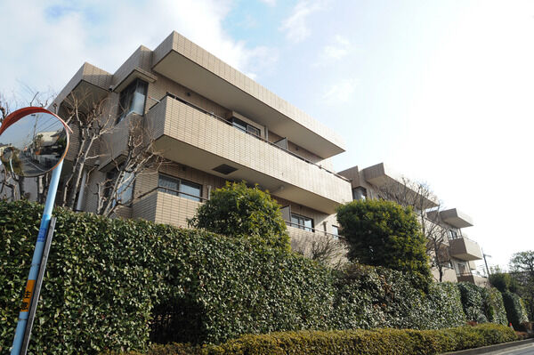 【浜田山ウエストガーデン】西側からの外観。植栽がプライバシーをしっかり守る安心の邸宅。		