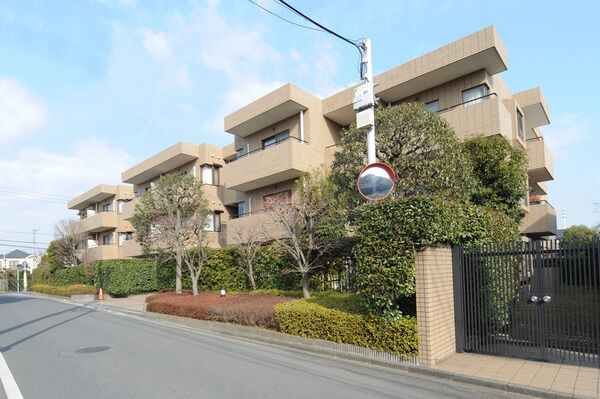 【浜田山ウエストガーデン】低層住戸ならではののびやかな住環境を実現しています。		